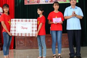Tặng quà Tết Trung thu cho trẻ em