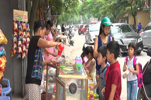 Nguy cơ không đảm bảo vệ sinh từ hàng quà vặt trước cổng trường
