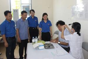 Đoàn Thanh niên Bệnh viện Đa khoa tỉnh tư vấn, khám sức khỏe và cấp thuốc miễn phí cho các gia đình chính sách xã Ninh Thắng