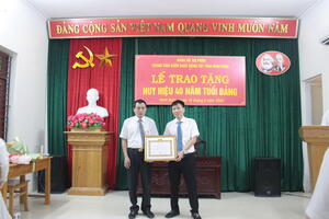 Lễ trao tặng Huy hiệu 40 tuổi Đảng