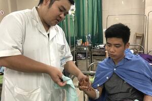 Bệnh viện Đa khoa tỉnh Phẫu thuật thành công bệnh nhân bị đứt gân ngón tay do tai nạn máy cắt.