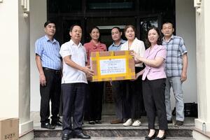 Sở Y tế phối hợp với Công ty TNHH Dược phẩm Vũ Duyên ủng hộ thuốc cho người dân vùng bão lũ huyện Nho Quan