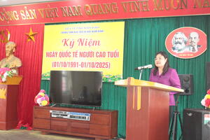 Lãnh đạo Uỷ ban nhân dân tỉnh thăm và tặng quà người cao tuổi tại Trung tâm Bảo trợ xã hội Nam Định.