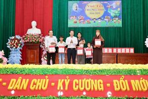 Lãnh đạo Tỉnh tặng quà Trung thu cho trẻ em tại xã Yên Cường