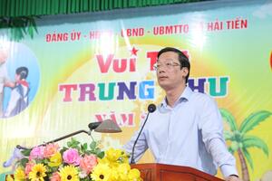 Lãnh đạo Tỉnh tặng quà Trung thu cho trẻ em tại xã Hải Tiến