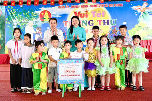Đồng chí Bùi Hoàng Hà, Ủy viên Ban Thường vụ Tỉnh ủy, Phó Chủ tịch HĐND tỉnh đã đi thăm, tặng quà cho trẻ em tại xã Gia Phong