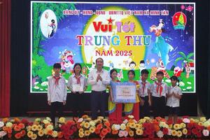 Lãnh đạo tỉnh chung vui, tặng quà Tết Trung thu cho trẻ em xã Minh Tân
