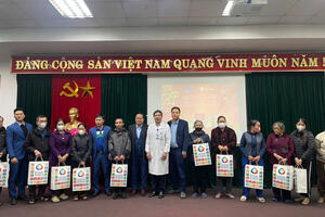 TẶNG QUÀ TẾT CHO BỆNH NHÂN CÓ HOÀN CẢNH KHÓ KHĂN ĐANG ĐIỀU TRỊ TẠI BVĐK HÀ NAM