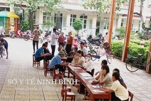 Nhiều người dân xã Vĩnh Trụ tích cực tham gia chương trình khám sàng lọc sức khỏe miễn phí