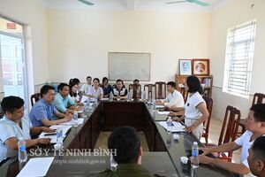 Trung tâm Kiểm soát bệnh tật tỉnh Ninh Bình kiểm tra, giám sát công tác khoanh vùng xử lý ổ dịch sốt xuất huyết tại xã Vụ Bản