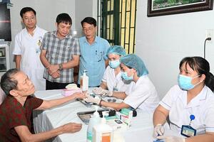 Hơn 100 đối tượng đang được quản lý tại Trung tâm Bảo trợ xã hội Ninh Bình được khám sàng lọc sức khỏe