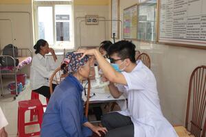Bệnh viện Mắt Ninh Bình: Làm tốt công tác chăm sóc mắt cho người cao tuổi tại cộng đồng
