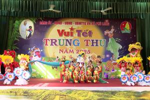Lãnh đạo Sở Y tế thăm, tặng quà các em thiếu niên nhi đồng tại xã Phú Long nhân dịp Tết Trung thu