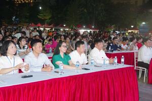 Tặng quà cho trẻ em phường Nam Định có hoàn cảnh đặc biệt, khó khăn nhân Tháng hành động vì trẻ em