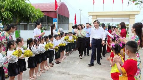 Lãnh đạo Tỉnh uỷ thăm, tặng quà các cháu thiếu nhi nhân ngày Quốc tế Thiếu nhi (01/6)