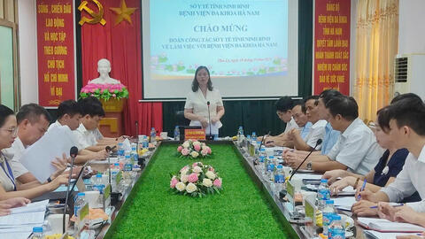 Đoàn công tác Sở Y tế Ninh Bình làm việc với Bệnh viện Đa khoa Hà Nam: Định hướng chiến lược phát triển bệnh viện, tạo đột phá trong chăm sóc sức khoẻ Nhân dân