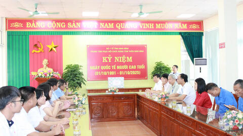 Lãnh đạo HĐND tỉnh Ninh Bình thăm, tặng quà người cao tuổi Trung tâm Phục hồi chức năng tâm thần Ninh Bình