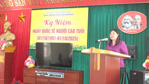 Lãnh đạo Uỷ ban nhân dân tỉnh thăm và tặng quà người cao tuổi tại Trung tâm Bảo trợ xã hội Nam Định.