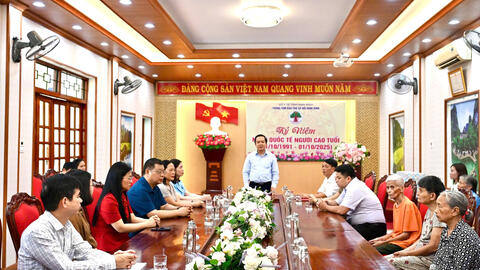 Các đồng chí lãnh đạo tỉnh thăm tặng quà nhân ngày Quốc tế Người cao tuổi 01/10