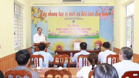 Lãnh đạo thường trực HĐND tỉnh Ninh Bình thăm, tặng quà người cao tuổi tại Trung tâm Bảo trợ xã hội Hà Nam