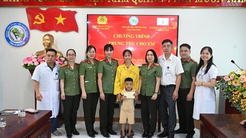 Bệnh viện Phục hồi chức năng tỉnh Ninh Bình trao quà “Trung thu cho em” cho trẻ em đang điều trị tại Bệnh viện