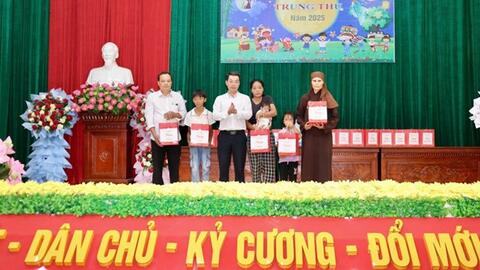 Lãnh đạo Tỉnh tặng quà Trung thu cho trẻ em tại xã Yên Cường