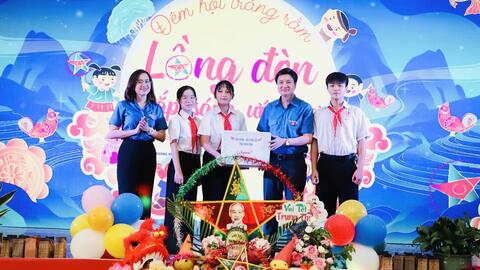 Lãnh đạo tỉnh thăm, tặng quà và vui Tết Trung thu 2025 tại Trung tâm Thanh thiếu nhi tỉnh Ninh Bình