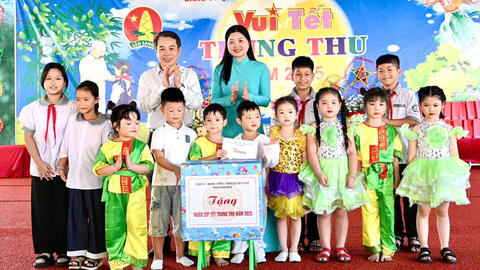 Đồng chí Bùi Hoàng Hà, Ủy viên Ban Thường vụ Tỉnh ủy, Phó Chủ tịch HĐND tỉnh đã đi thăm, tặng quà cho trẻ em tại xã Gia Phong