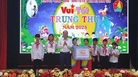 Lãnh đạo tỉnh chung vui, tặng quà Tết Trung thu cho trẻ em xã Minh Tân