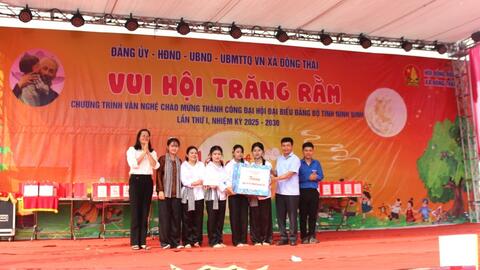 Lãnh đạo Sở Y tế chung vui, tặng quà Trung thu cho các em thiếu nhiên, nhi đồng tại xã Đồng Thái