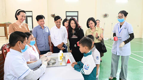 Đoàn Giám sát hỗ trợ triển khai tẩy giun cho học sinh tiểu học tại xã Bình Lục