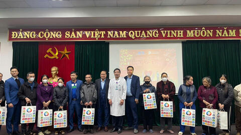 TẶNG QUÀ TẾT CHO BỆNH NHÂN CÓ HOÀN CẢNH KHÓ KHĂN ĐANG ĐIỀU TRỊ TẠI BVĐK HÀ NAM