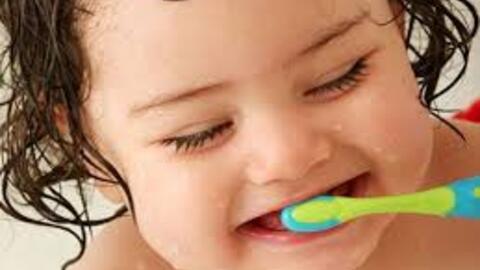 Hướng dẫn mẹ vệ sinh răng miệng cho bé an toàn tại nhà
