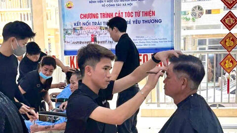 Ấm áp chương trình "Cắt tóc nghĩa tình" tại Bệnh viện Y học cổ truyền Nam Định