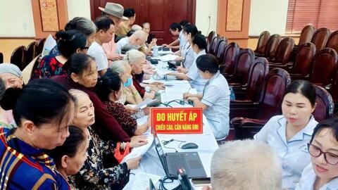 Khám sức khỏe, sàng lọc miễn phí cho người dân phường Lê Hồ