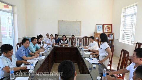 Trung tâm Kiểm soát bệnh tật tỉnh Ninh Bình kiểm tra, giám sát công tác khoanh vùng xử lý ổ dịch sốt xuất huyết tại xã Vụ Bản