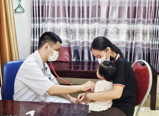 Bác sĩ cảnh báo dấu hiệu tay chân miệng dễ bị bỏ qua ở trẻ- Ảnh 2. Bác sĩ cảnh báo dấu hiệu tay chân miệng dễ bị bỏ qua ở trẻ- Ảnh 2.