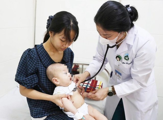 Bác sĩ cảnh báo dấu hiệu tay chân miệng dễ bị bỏ qua ở trẻ- Ảnh 1. Bác sĩ cảnh báo dấu hiệu tay chân miệng dễ bị bỏ qua ở trẻ- Ảnh 1.