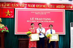 Đảng uỷ Sở Y tế tỉnh Ninh Bình tổ chức Lễ trao tặng Huy hiệu 30 năm tuổi Đảng