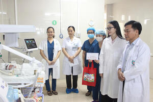 Thăm, tặng quà Tết Trung thu cho trẻ em có hoàn cảnh khó khăn đang điều trị tại Bệnh viện Sản Nhi tỉnh