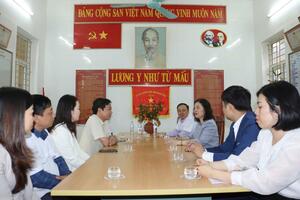 Đồng chí Phạm Thị Phương Hạnh - Tỉnh uỷ viên, Giám đốc Sở Y tế tỉnh Ninh Bình thăm, động viên và nắm tình hình hoạt động của Trạm Y tế xã Giao Thủy