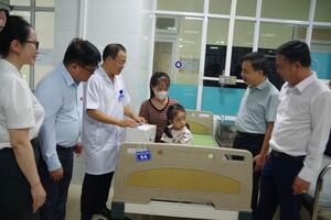 Đoàn công tác của UBND tỉnh, Quỹ Bảo trợ trẻ em Việt Nam, Sở Y tế Ninh Bình thăm và tặng quà cho trẻ em có hoàn cảnh khó khăn đang điều trị tại Bệnh viện Nhi Nam Định