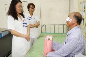 Bệnh viện Mắt tỉnh Ninh Bình tặng quà cho các bệnh nhân là thương bệnh binh, người có công và hộ nghèo đang điều trị tại bệnh viện