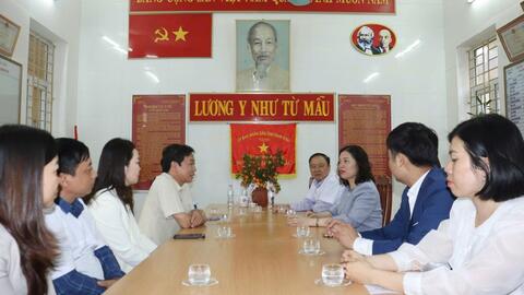 Đồng chí Phạm Thị Phương Hạnh - Tỉnh uỷ viên, Giám đốc Sở Y tế tỉnh Ninh Bình thăm, động viên và nắm tình hình hoạt động của Trạm Y tế xã Giao Thủy