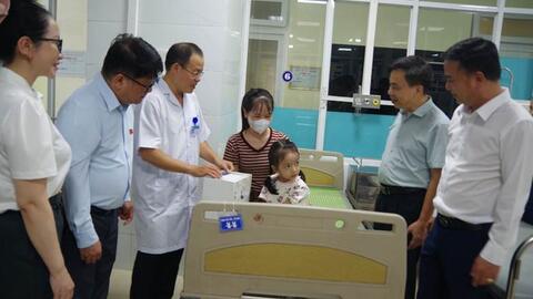 Đoàn công tác của UBND tỉnh, Quỹ Bảo trợ trẻ em Việt Nam, Sở Y tế Ninh Bình thăm và tặng quà cho trẻ em có hoàn cảnh khó khăn đang điều trị tại Bệnh viện Nhi Nam Định