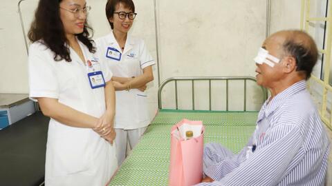 Bệnh viện Mắt tỉnh Ninh Bình tặng quà cho các bệnh nhân là thương bệnh binh, người có công và hộ nghèo đang điều trị tại bệnh viện