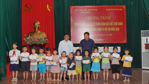 Đoàn công tác thăm, tặng quà trẻ em có hoàn cảnh đặc biệt, khó khăn nhân Tháng Hành động vì Trẻ em năm 2026